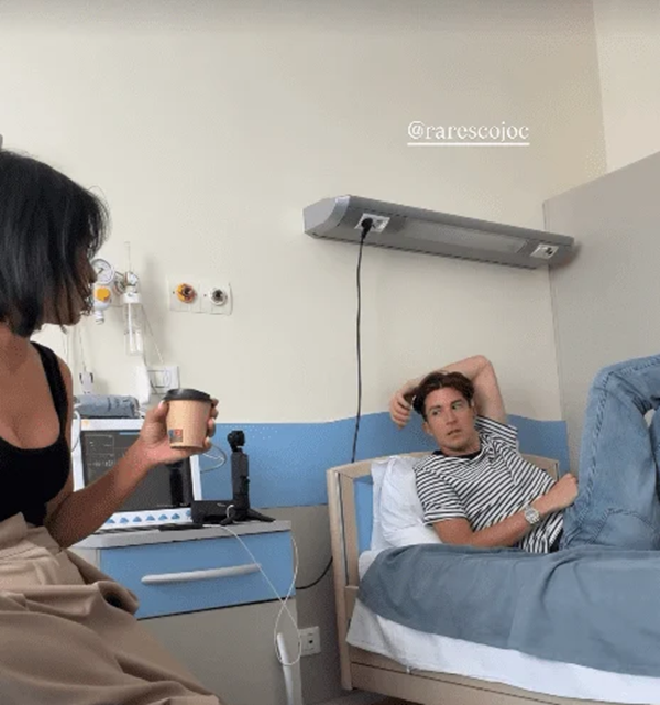 andreea popescu cu o cafea in mana langa rares cojoc care sta pe un pat de spital