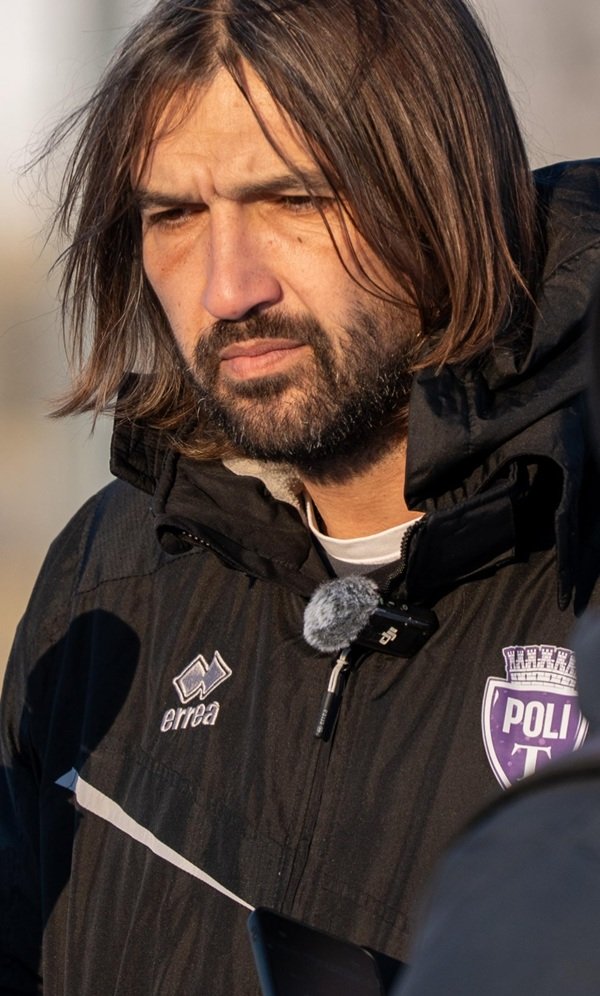 dan alexa in costum sport negru cu parul desprins priveste in jos