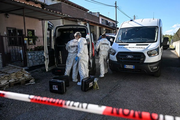 carabinieri si politia din italia anchetatori imbracati in alb langa o duba alba