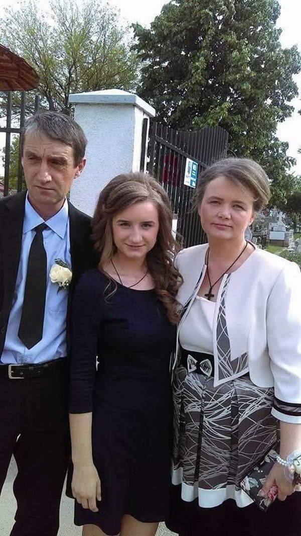 alexandra ivanov imbracata in negru alaturi de tatal si mama ei