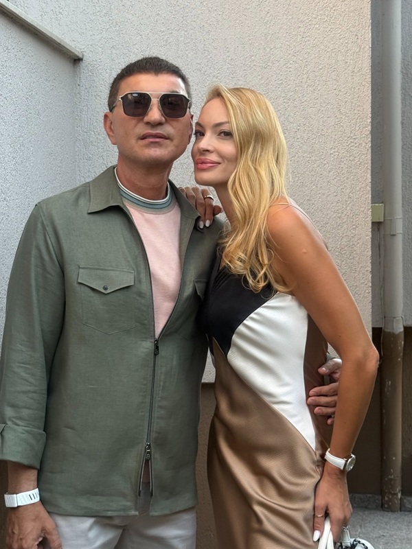 valentina pelinel in rochie roz cu negru la bratul sotului ei cu ochelari de soare la ochi si in costum gri