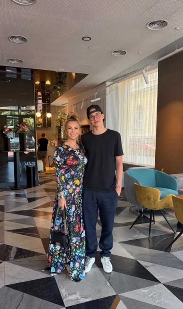 Anamaria Prodan in rochie gri cu imprimeu alaturi de fiul ei bebeto intr-o locatie de lux