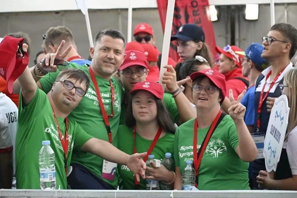 lotul romaniei la special olympics imbracati in verde