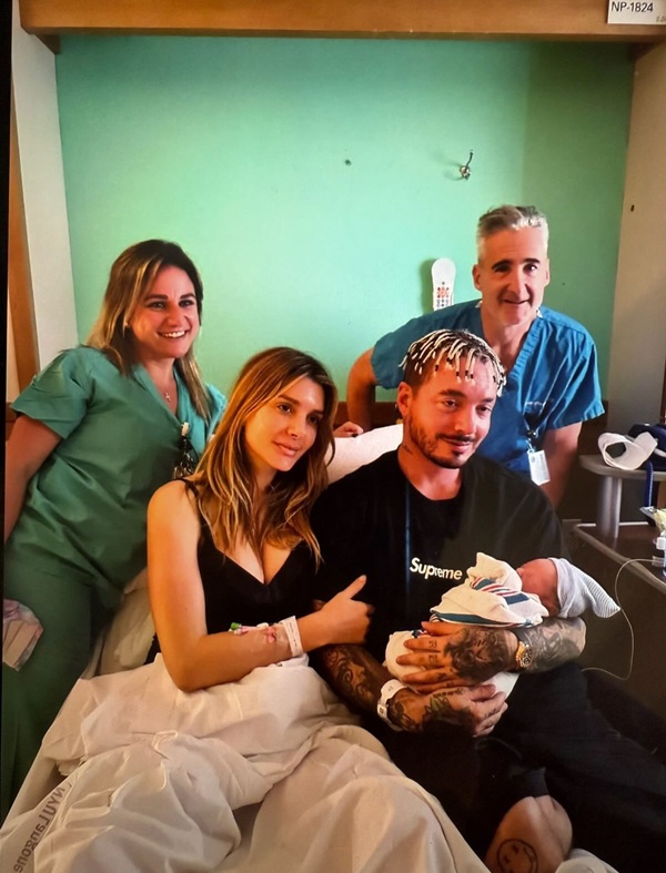 valentina ferrer si j baldvin isi tin fiul nou nascut in brate langa medici 