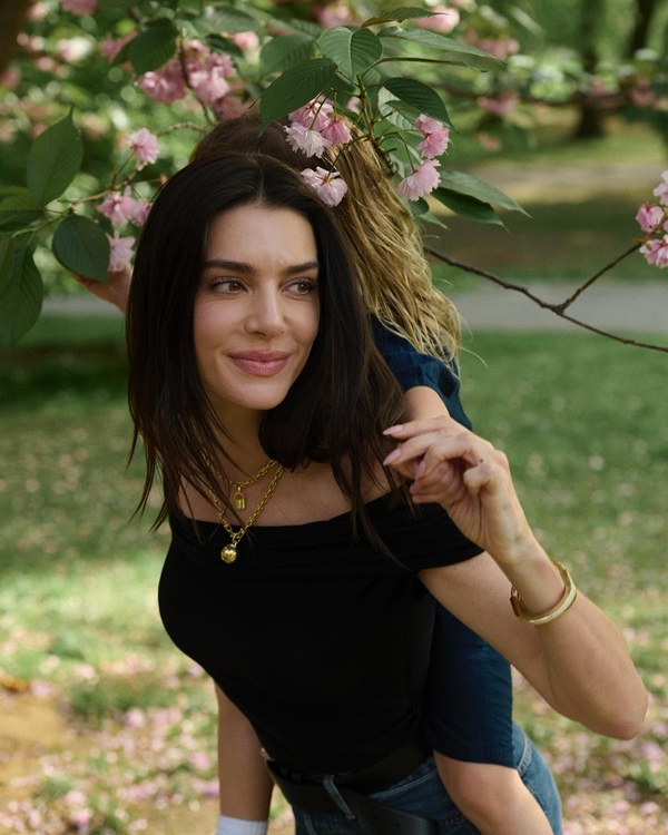 valenina ferrer in top negru cu baietelul ei in spate