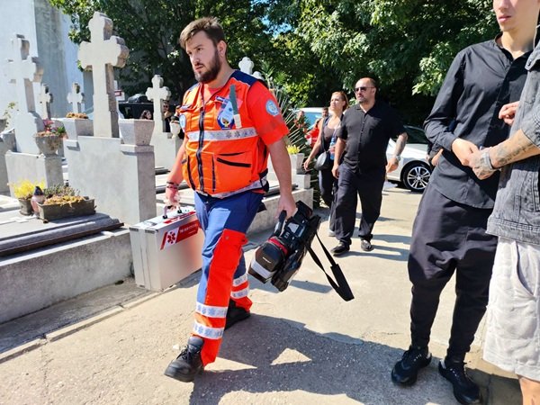 paramedic ajuns la cimitir la inmormantarea madalinei apostol inconjurat de oameni in negru