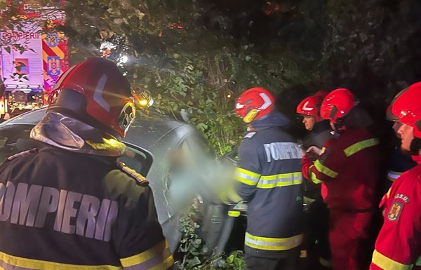 pompieri si paramedici la locul unui accident