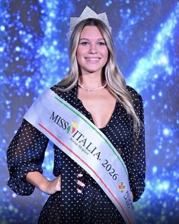 sarah maria rizea cu par lung blond imbracata in rochie neagra cu panglica de miss
