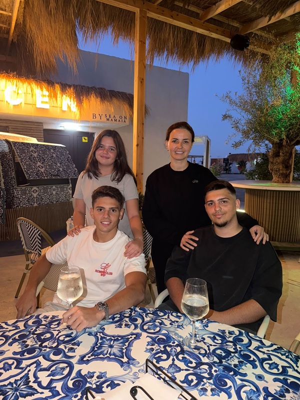 madalina apostol alaturi de cei trei copii ai ei stau la masa au pahare cu apa in fata