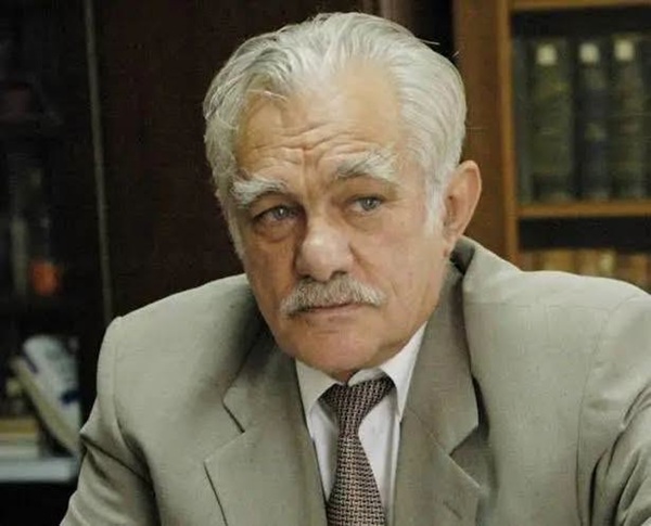 ionel haiduc in camasa alba si costum gri cu cravata