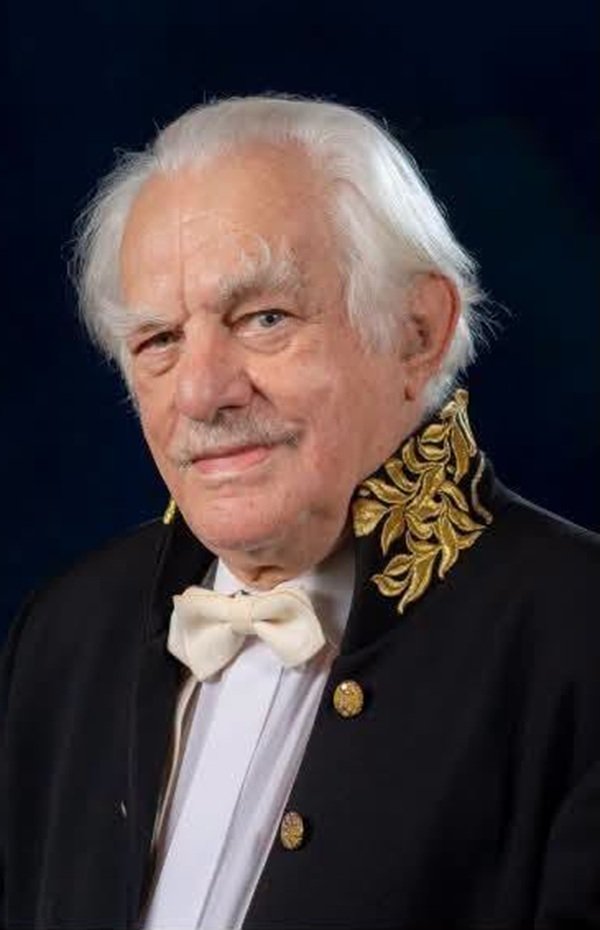 ionel haiduc imbracat in haina neagra cu camasa alba