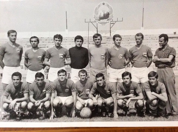 poza alb negru cu echipa de fotbal din bacau