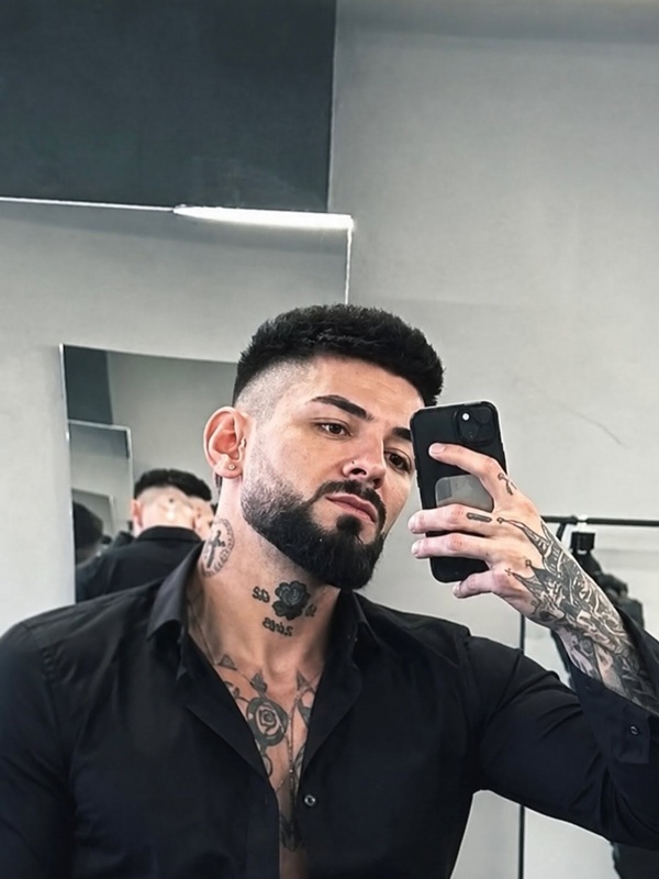 vlad baltateanu in camasa neagra isi face un selfie in oglinda