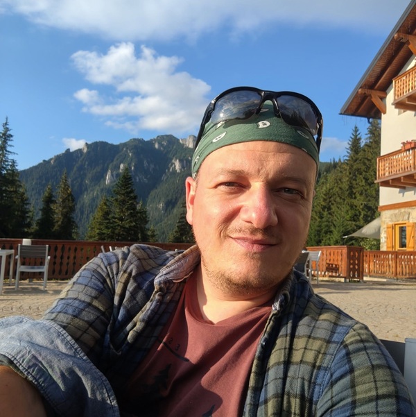 barbat in camasa cu carouri si bandana pe cap face selfie