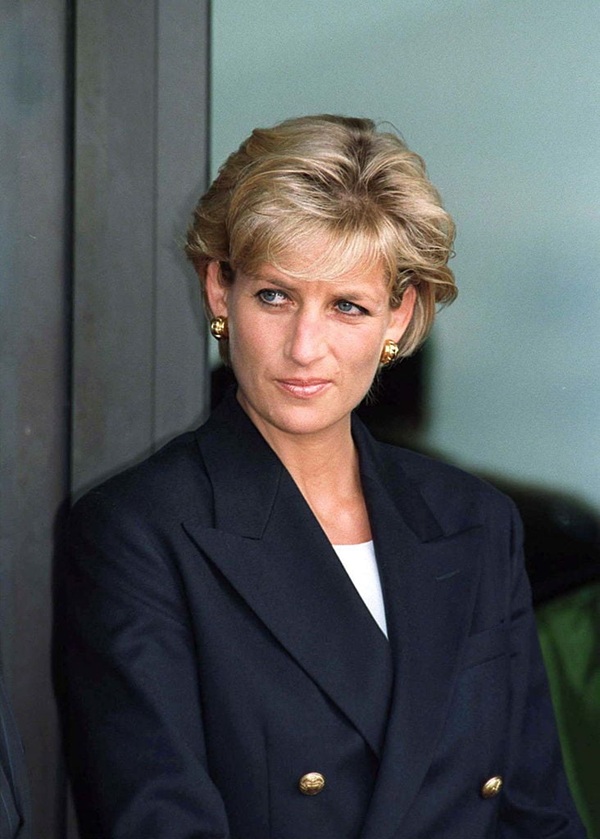 printesa diana tunsa scurt in maleta alba si sacou negru