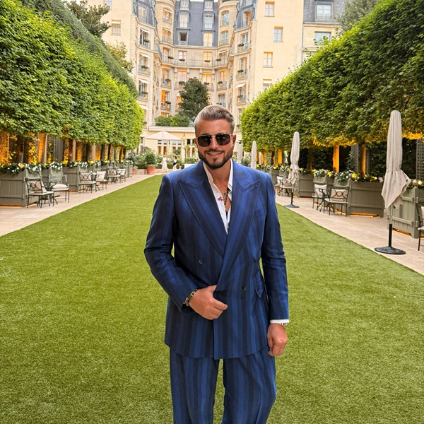 catalin botezatu imbracat in costum albastru in franta