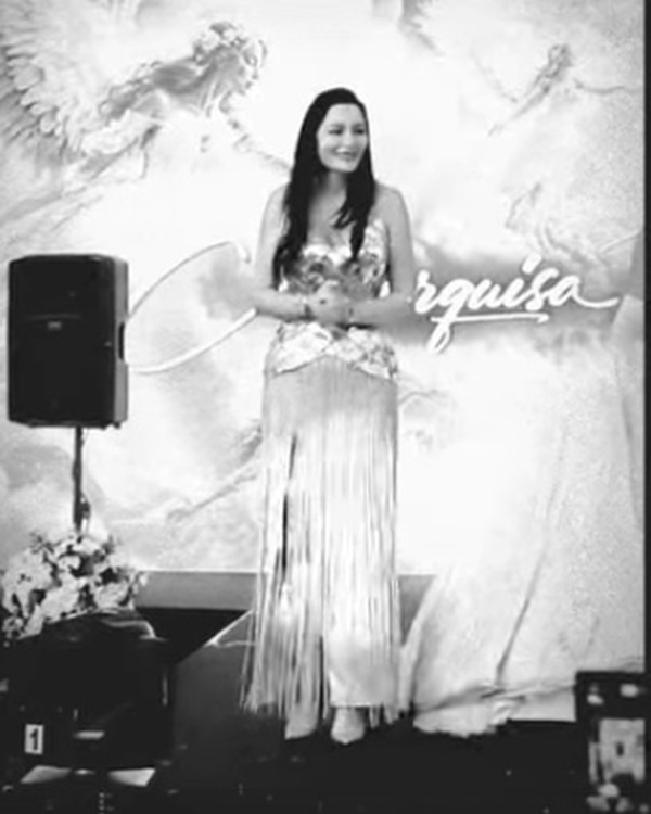 brigitte pastrama imbracata in rochie alba pe scena
