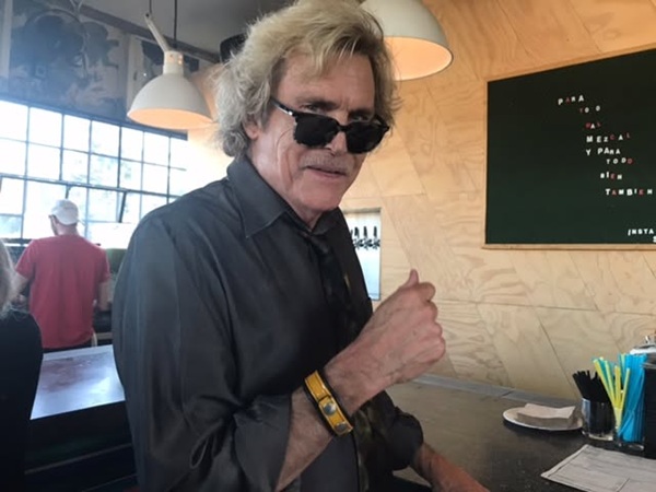 michael kearns cu ochelari de soare la ochi in camasa neagra