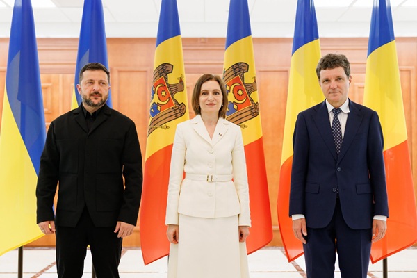 maia sandu imbracata in alb alaturi de nicusor dan si de volodimir zelenski