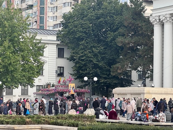coada de pelerini la moastele sfintei parascheva de la iasi