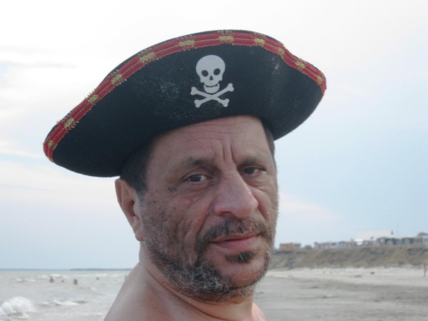 vasile ionescu la mare cu o palarie de pirat