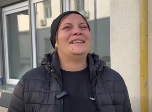 femeie imbracata in negru cu batic negru pe cap plange