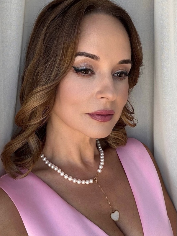 andreea marin cu parul desprins imbracata in roz