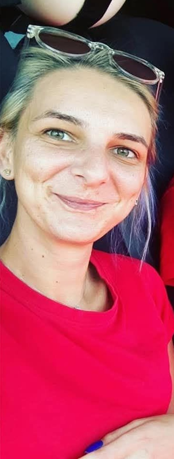 asistenta medicala imbracata in rosu face un selfie