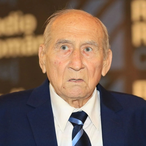 mircea rusu in camasa alba cravata si costum albastru