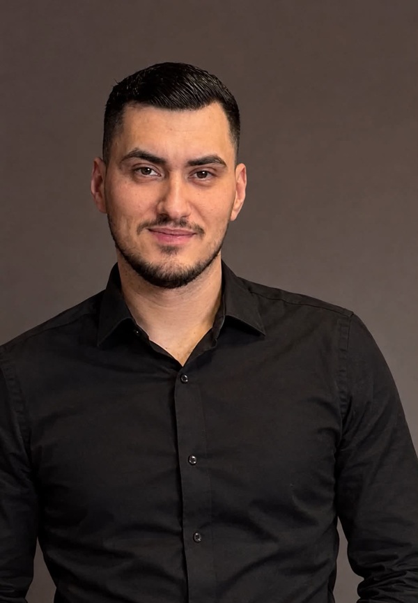 barbat imbracat in camasa neagra cu maneci lungi