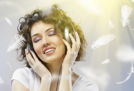 femeie fericita asculta muzica
