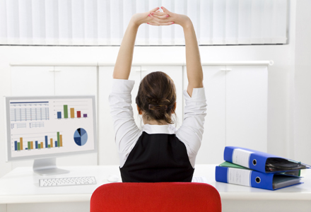 stretching femeie care se intinde