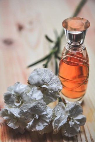 sticluta de parfum cu flori