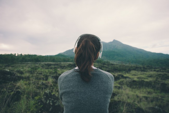 femeie care asculta muzica in natura