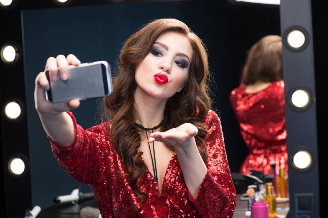 femeie care isi face selfie in oglinda