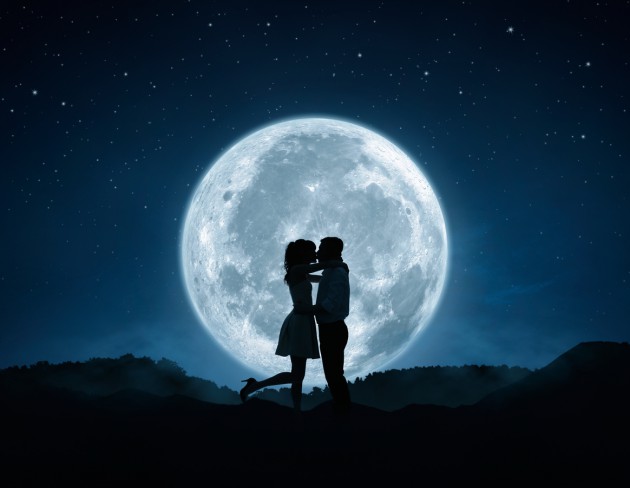 cuplu care se saruta sub lumina lunii