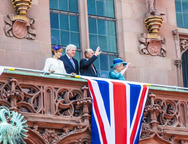 regina Angliei la balcon