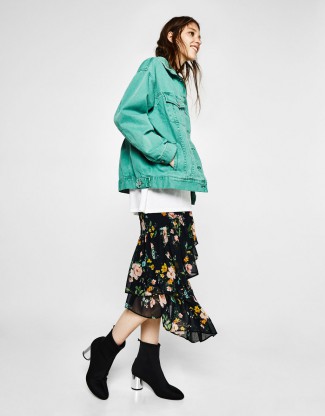 femeie cu geaca oversize bershka