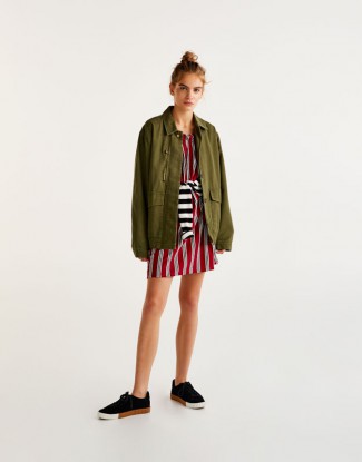 femeie cu geaca oversize pullandbear