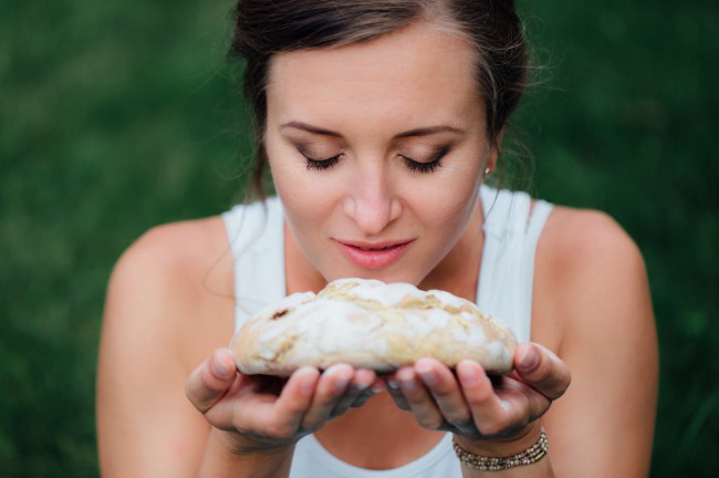 femeie care miroase painea