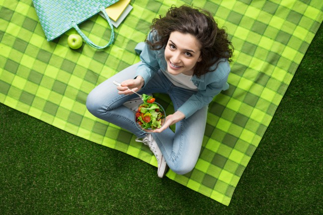 femeie la picnic