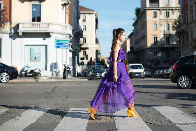femeie cu rochie mov pe strada