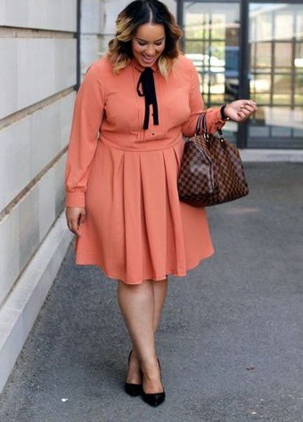 femeie cu rochie portocalie