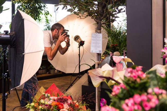 barbat care fotografiaza flori