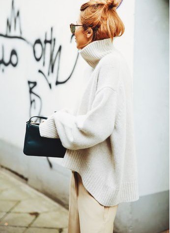 femeie cu pulover alb