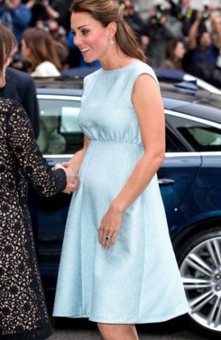 Kate Middleton in rochie albastra