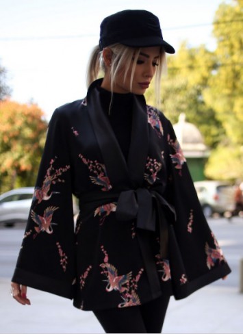 femeie cu kimono