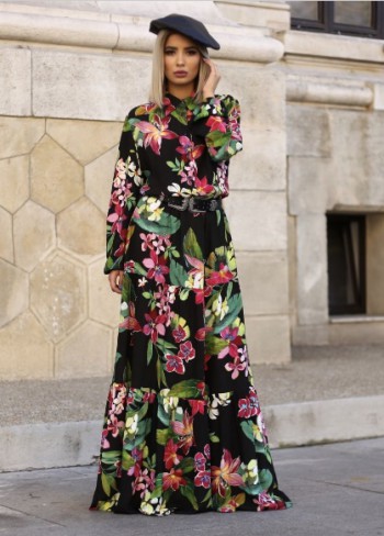 femeie in rochie cu print floral