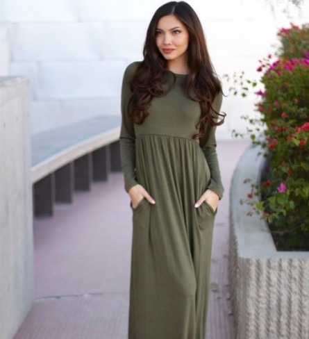 femeie cu rochie lunga verde