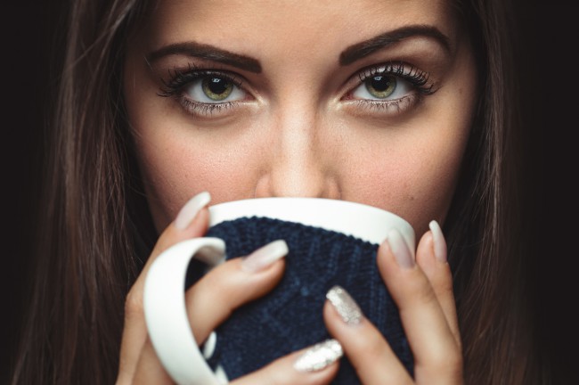femeie care bea cafea